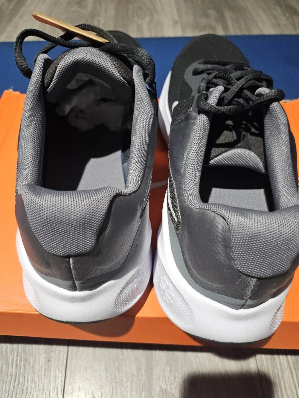 Nike Men's Black and Gray Low-Top Running Sneakers